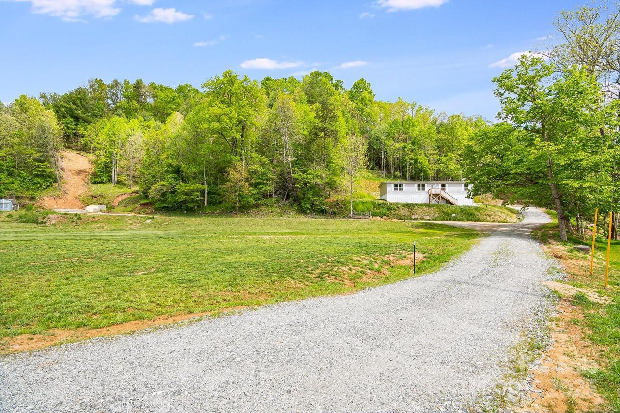 2191 Deep Gap Rd., Flat Rock, NC 28731