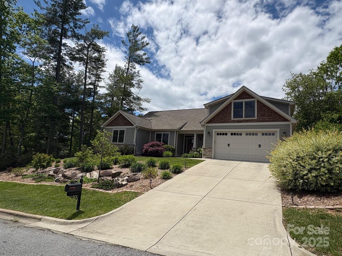 140 Shadowleaf Dr., Hendersonville, NC 28739
