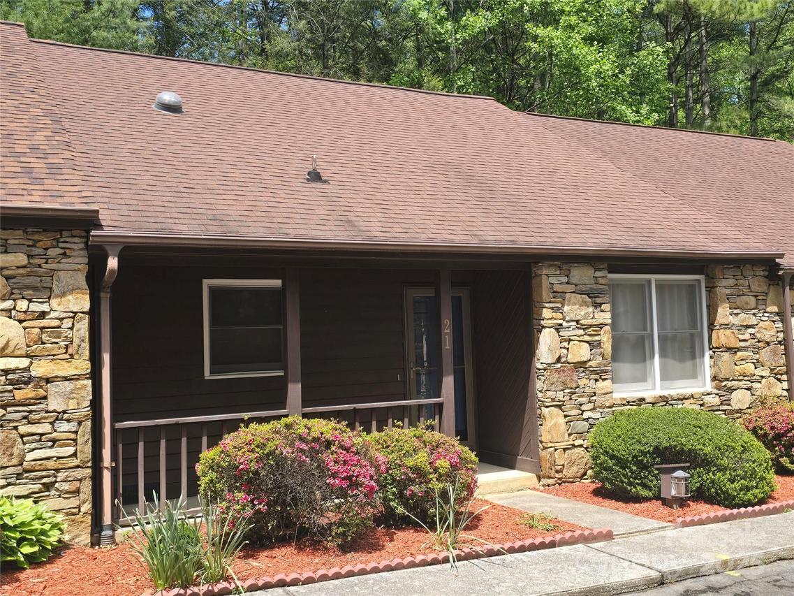 21 Loganwood Ln., Etowah, NC 28729