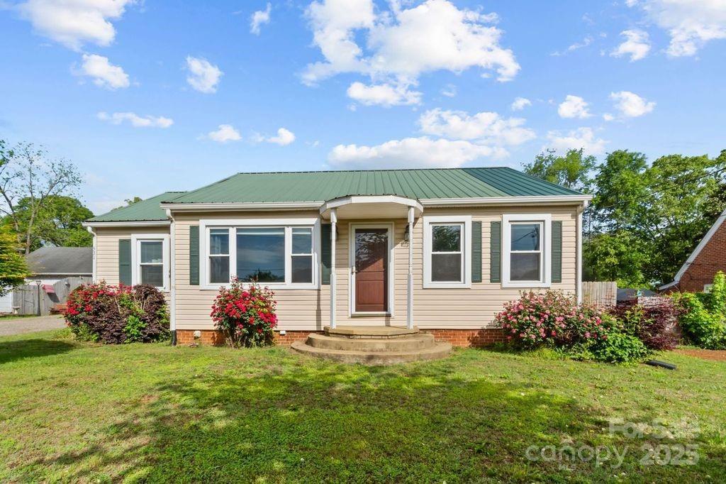 531 Lower Creek Dr., Lenoir, NC 28645