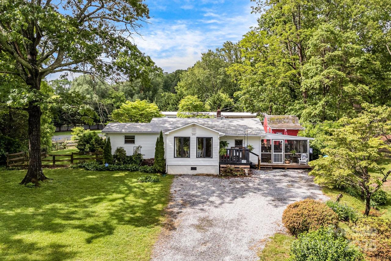 245 Ashmore Ave., Hendersonville, NC 28791