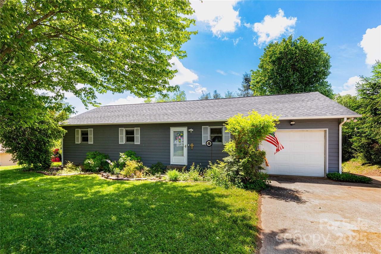 51 Mount Carmel Dr., Asheville, NC 28806