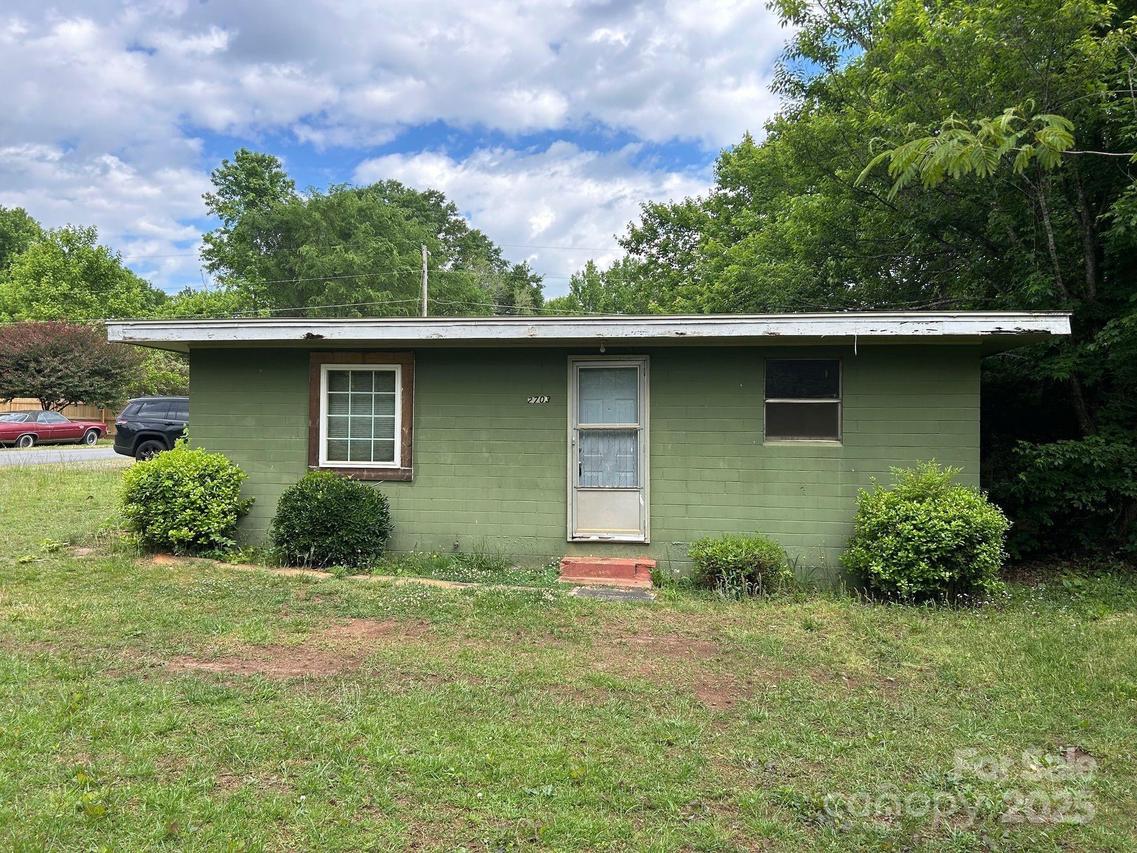 2703 E Greenbriar Rd., Statesville, NC 28625