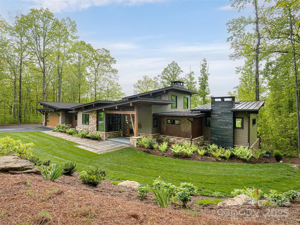 391 High Hickory Tr., Swannanoa, NC 28778
