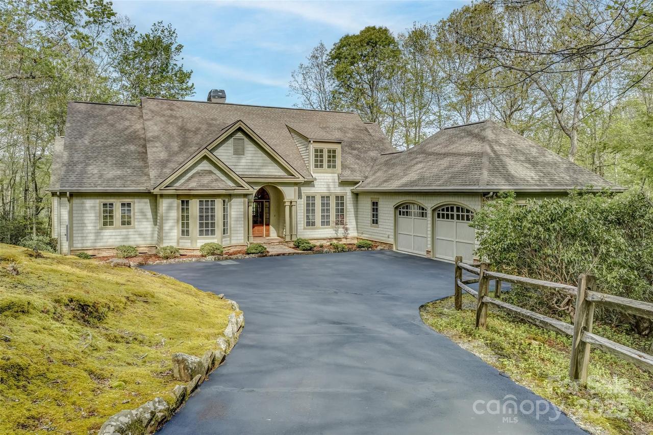 405 Kanasdatsi Dr., Brevard, NC 28712