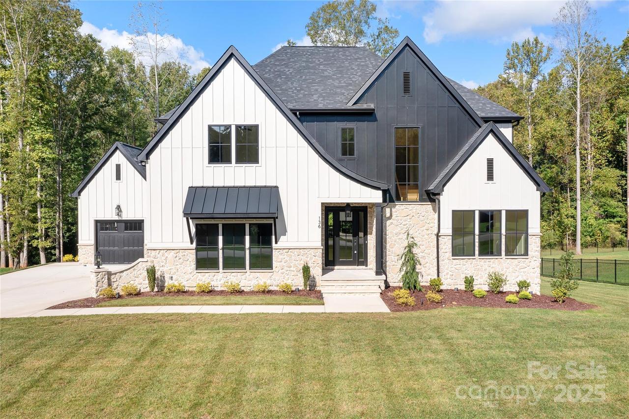 136 Castleview Ln., Mooresville, NC 28115