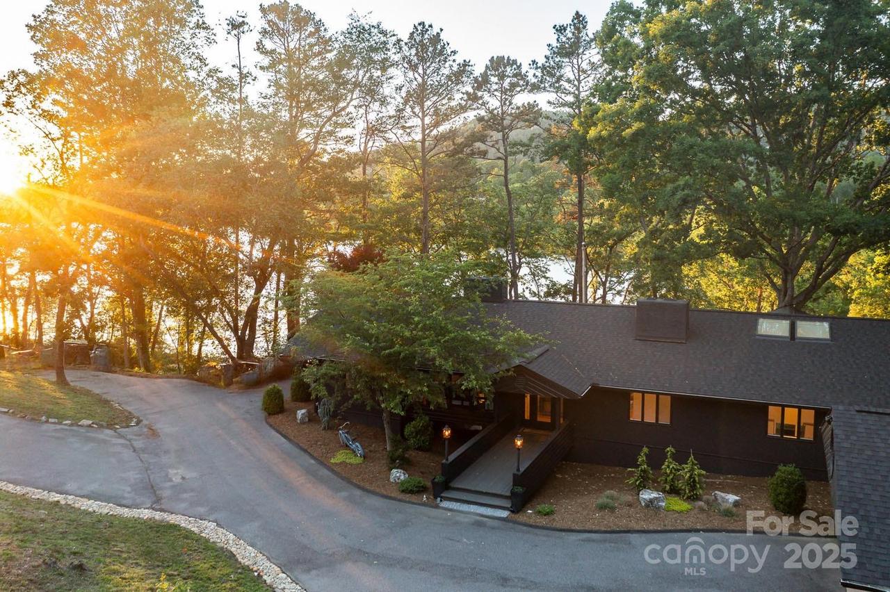 181 Lakeshore Dr., Asheville, NC 28804