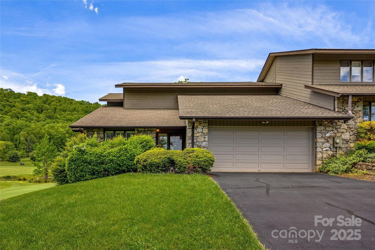 20 La Vista Dr., Mills River, NC 28759