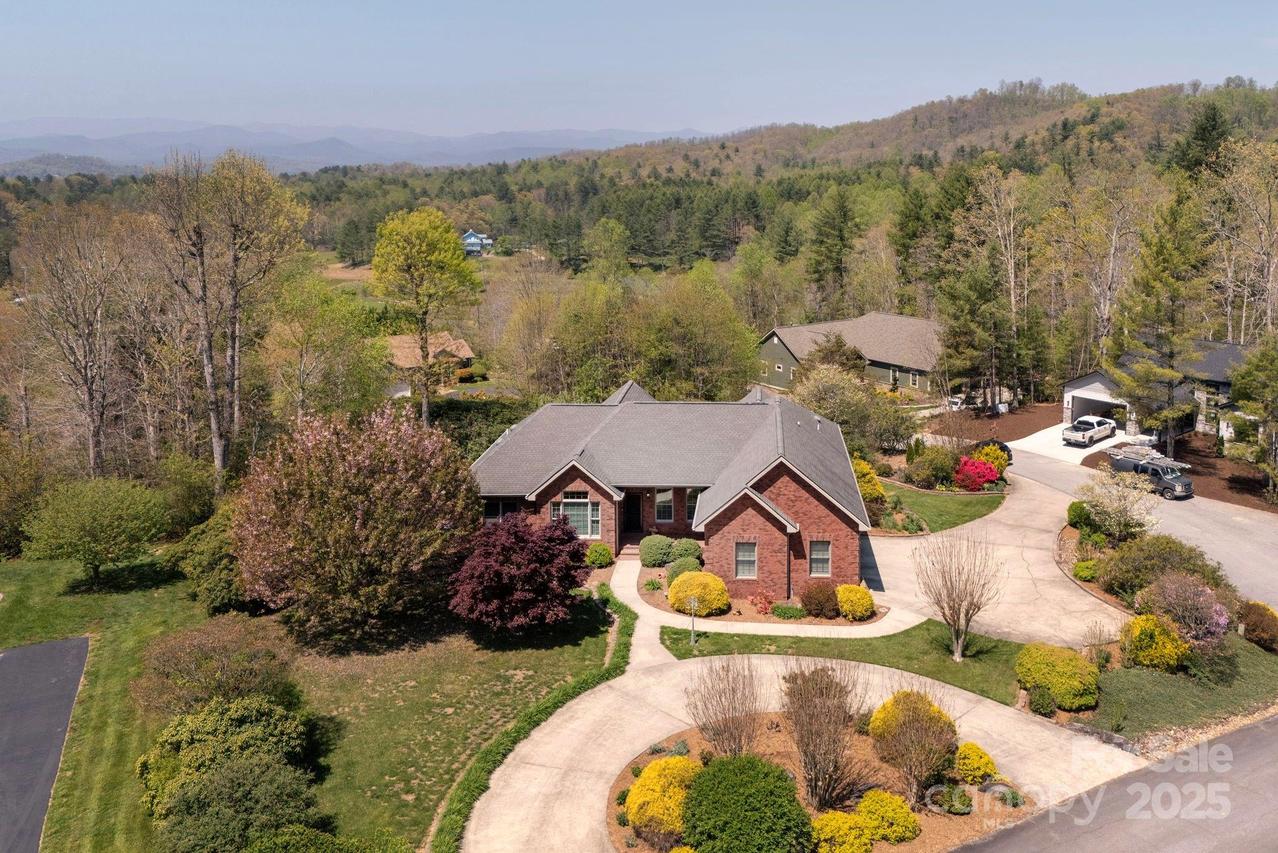 28 Tudor Crescent Ct., Hendersonville, NC 28739