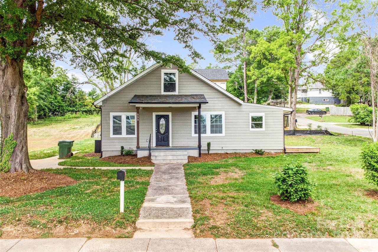 225 N Lee St., Mount Holly, NC 28120