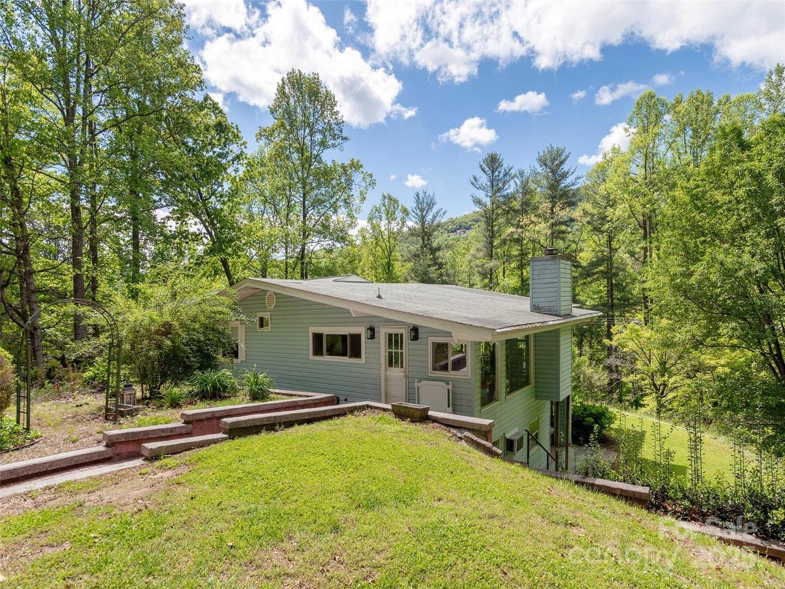 61 W Lake View Rd., Hendersonville, NC 28739