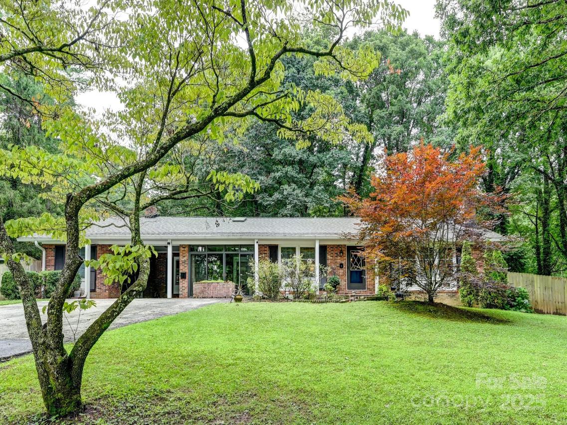 3221 Debbie Dr., Hendersonville, NC 28791