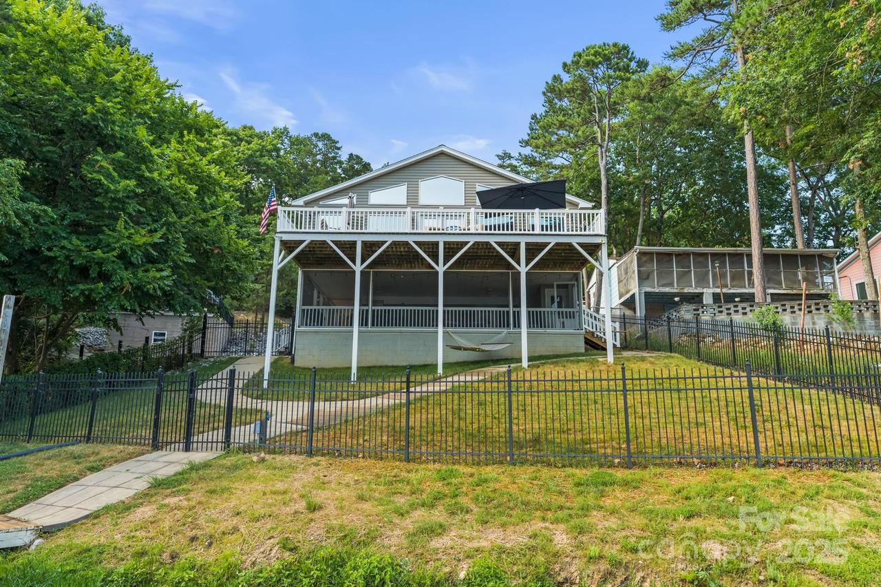 592 Shoreline Rd., New London, NC 28127