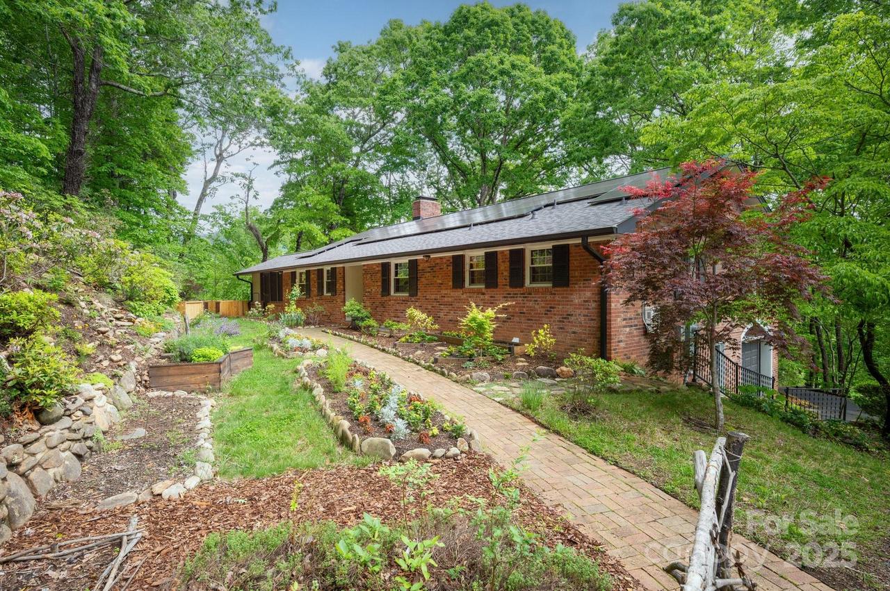 200 Allen Mountain Dr., Black Mountain, NC 28711