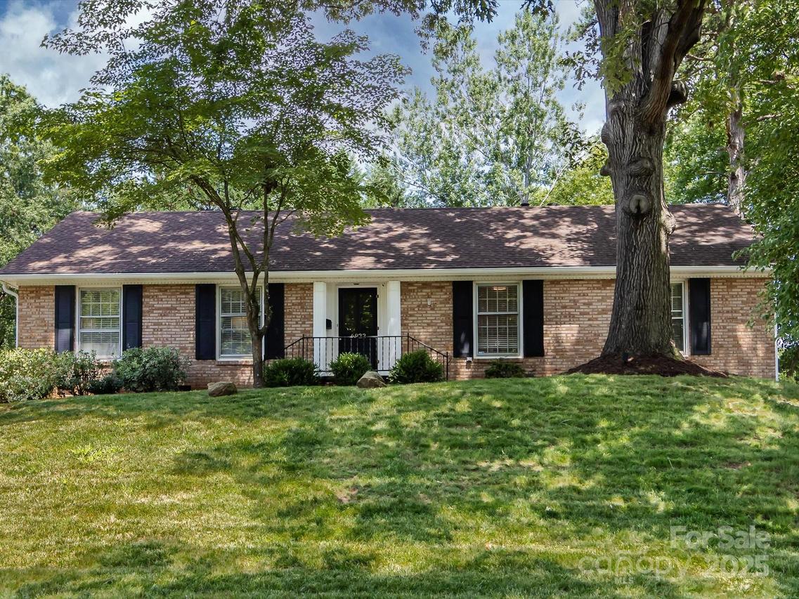 6922 Woodstock Dr., Charlotte, NC 28210