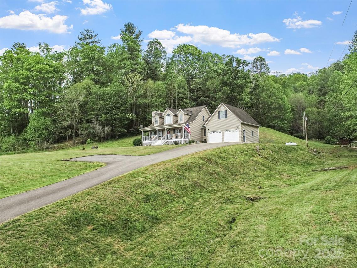2581 Double Island Rd., Green Mountain, NC 28740