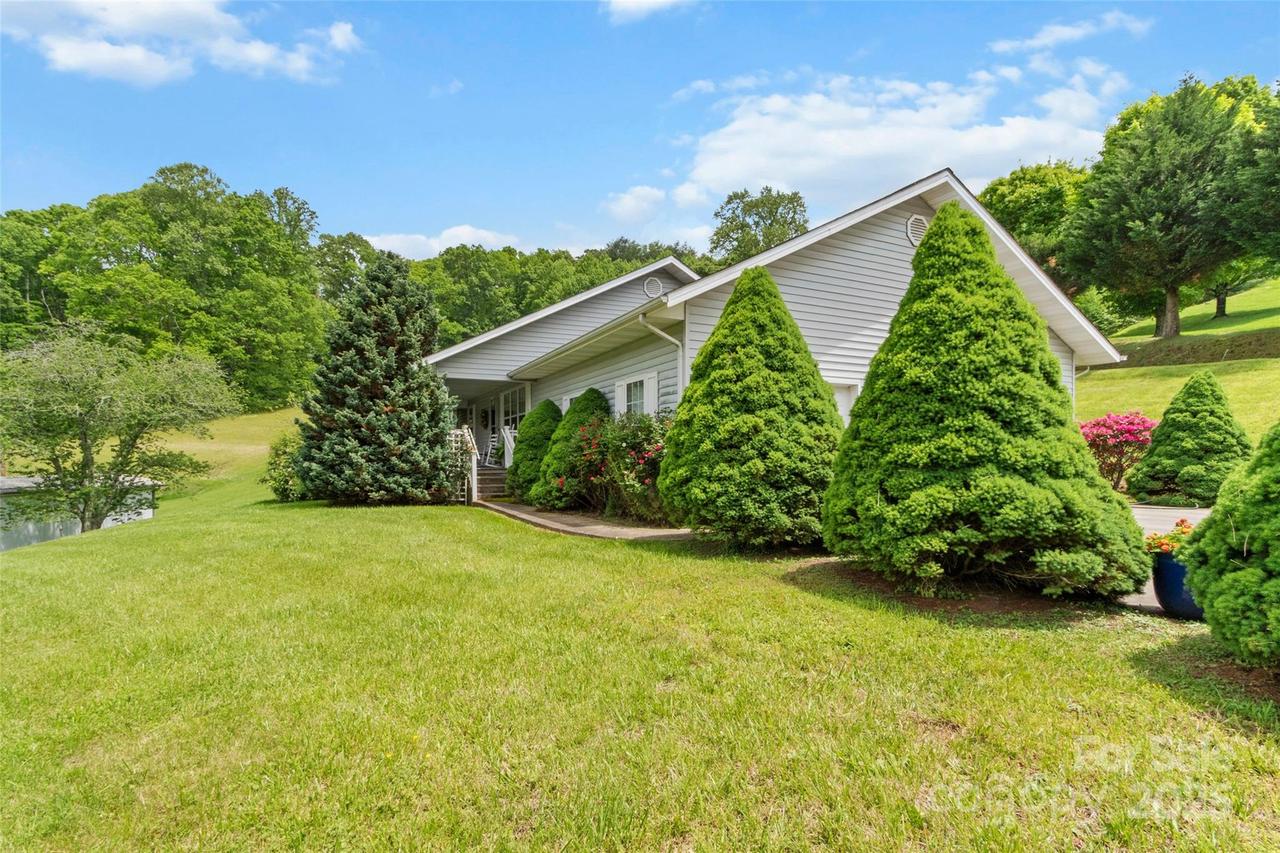 17 Gun Flint Dr., Burnsville, NC 28714