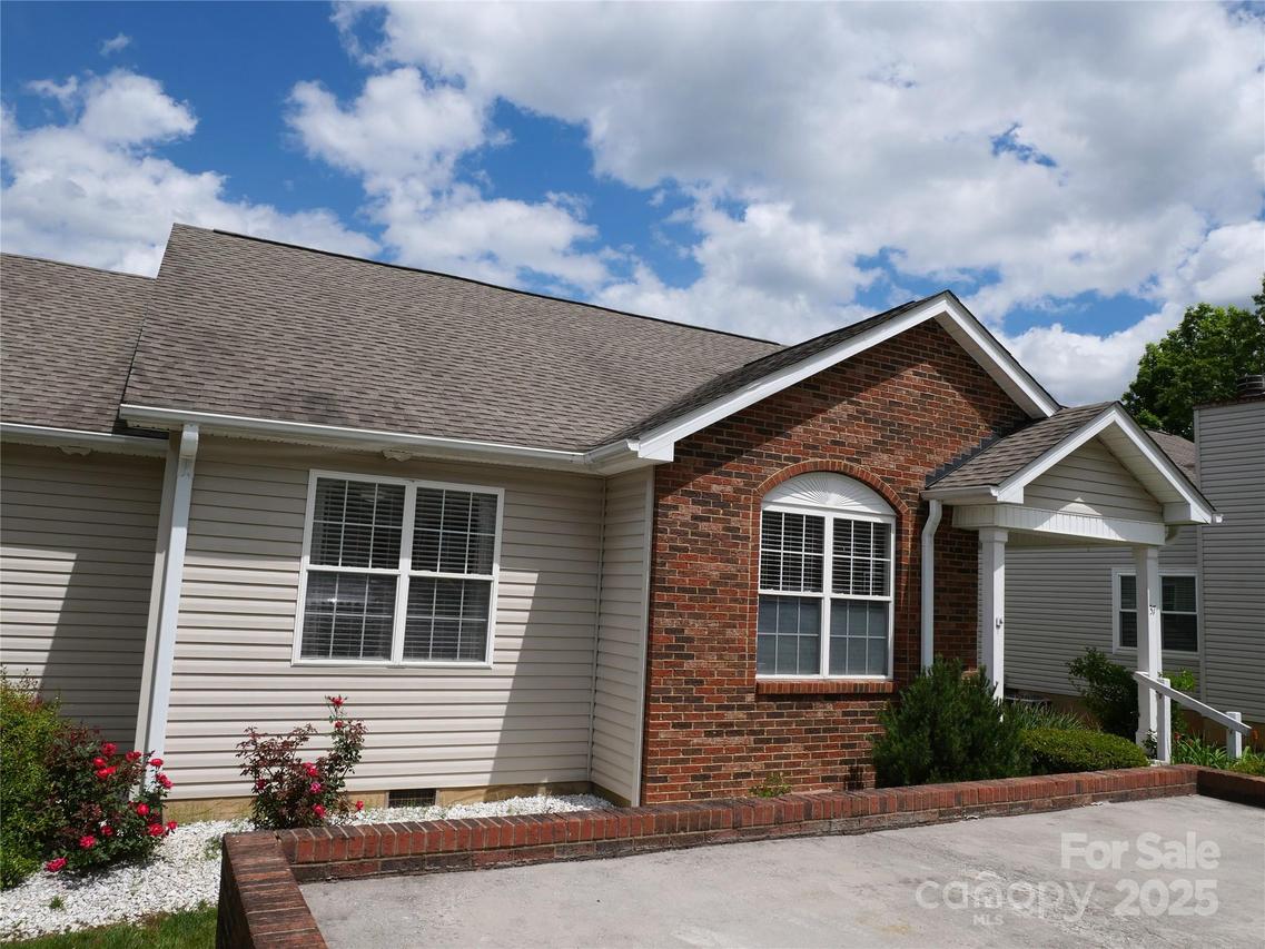 37 S Woodridge View Ct., Hendersonville, NC 28791
