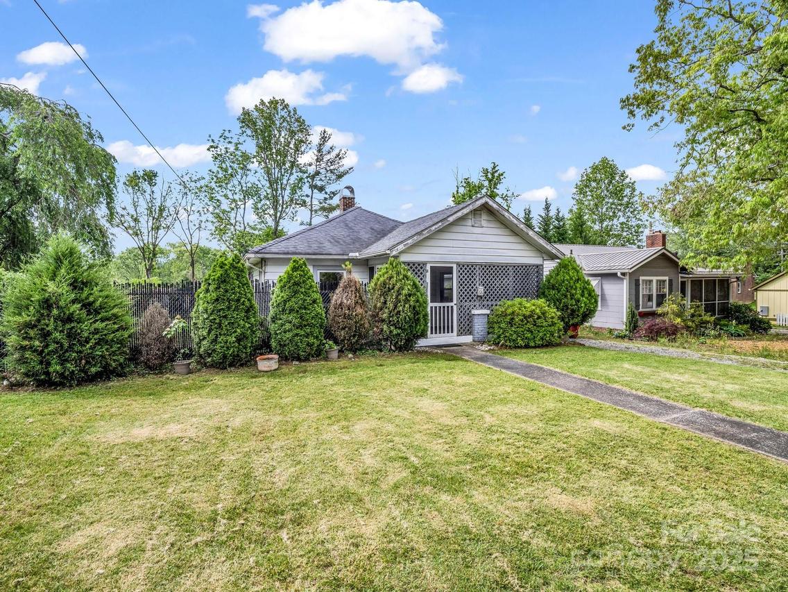 616 Ray Ave., Hendersonville, NC 28792