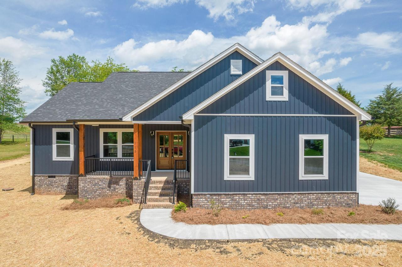 115 Falling Creek Dr., Statesville, NC 28625