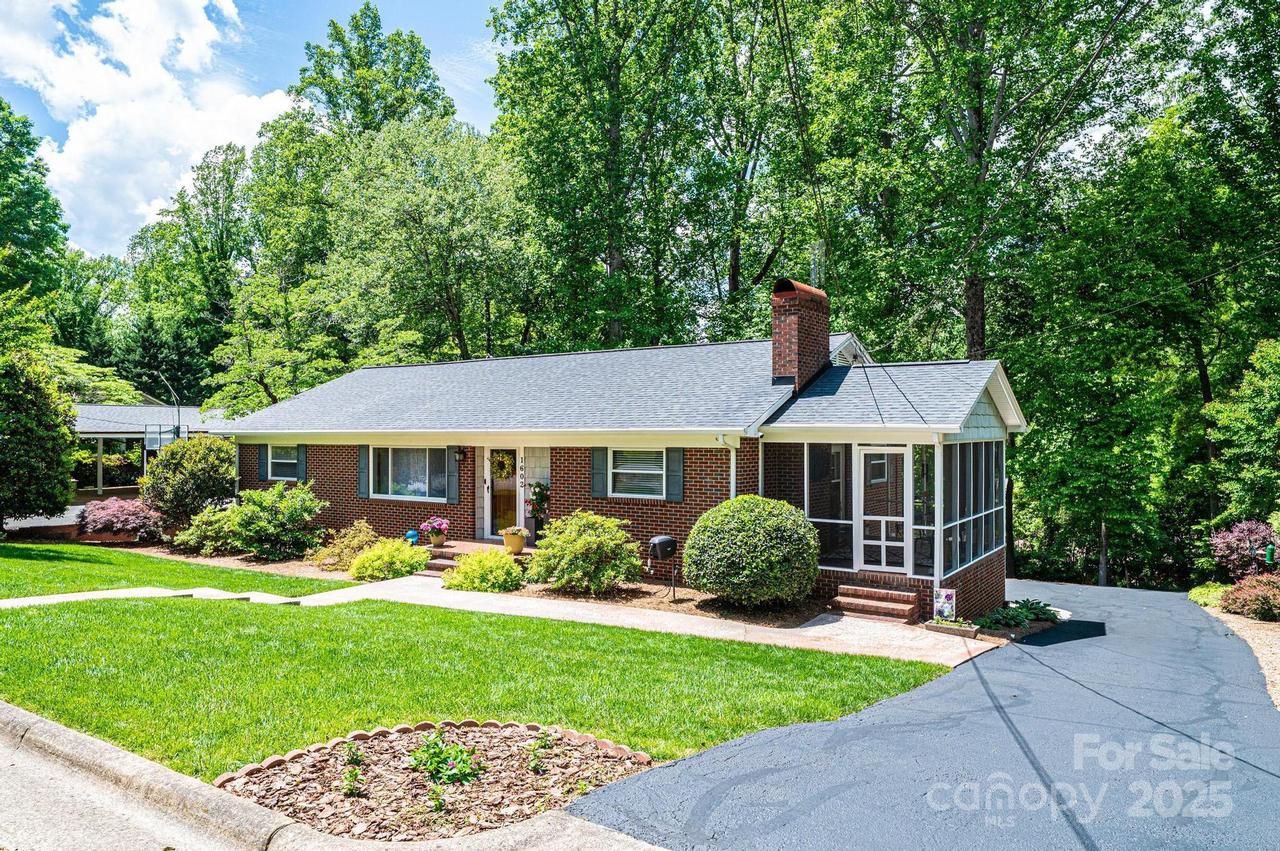 1602 Brentwood Dr., Newton, NC 28658