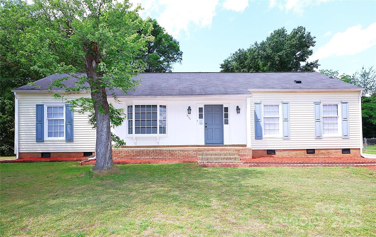 6124 Coach Hill Ln., Charlotte, NC 28212
