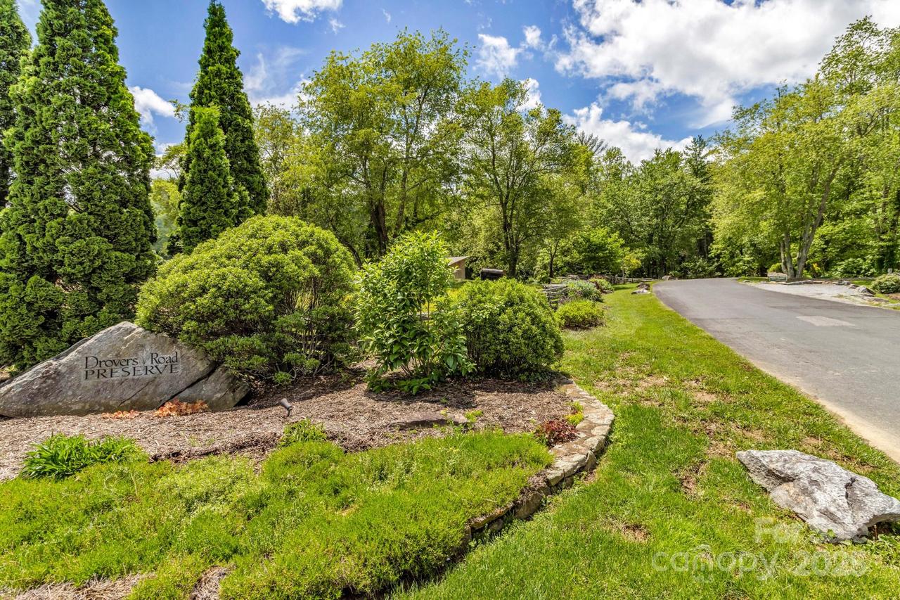 76 Drovers Ln., Fairview, NC 28730