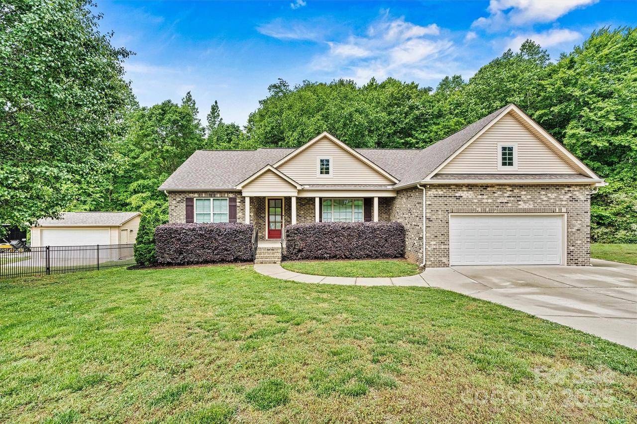 7020 Cedar Ridge Ct., Mount Holly, NC 28120