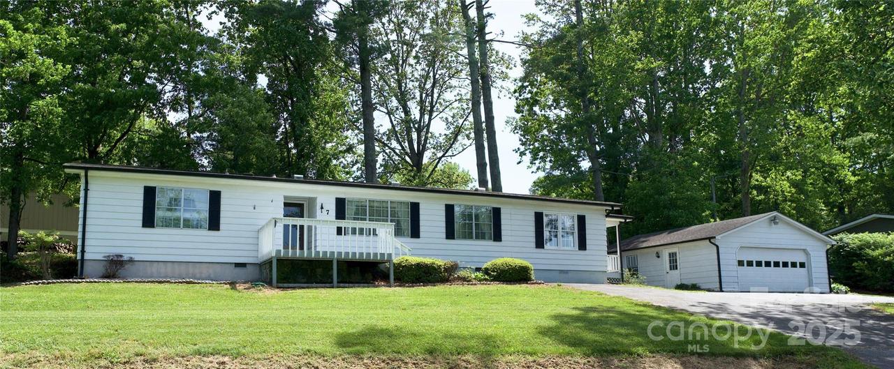 7 Lakewood Rd., Hendersonville, NC 28792