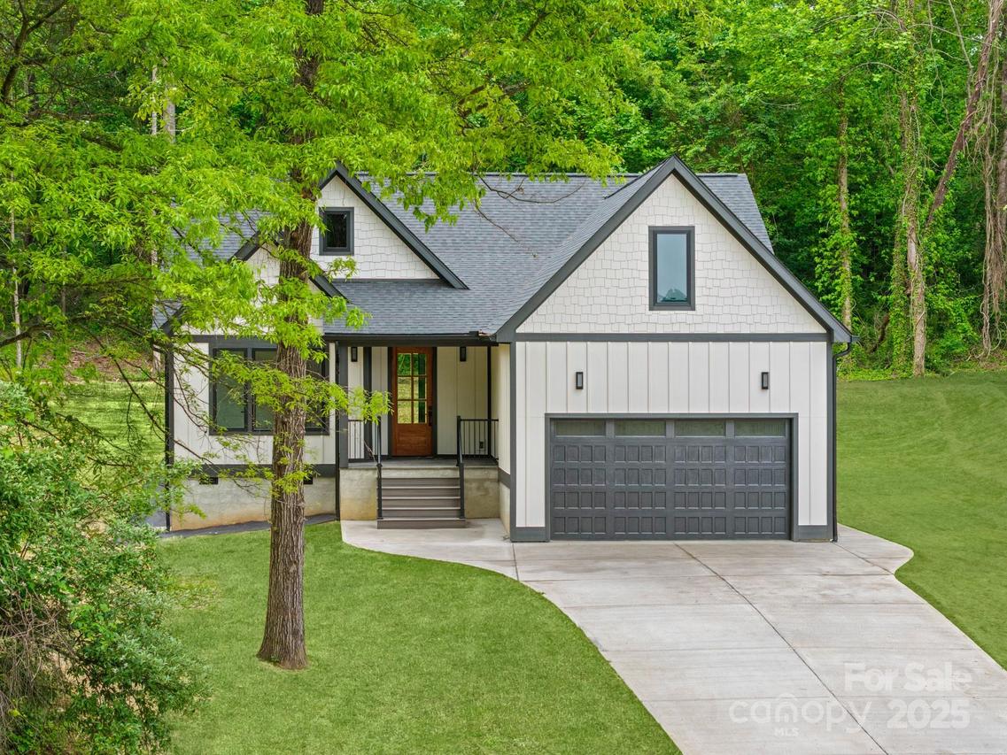 137 Halford Dr., Hendersonville, NC 28792