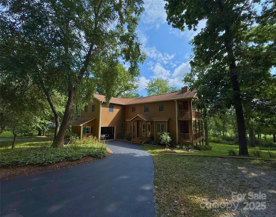 200 Newman Dr., Hendersonville, NC 28792