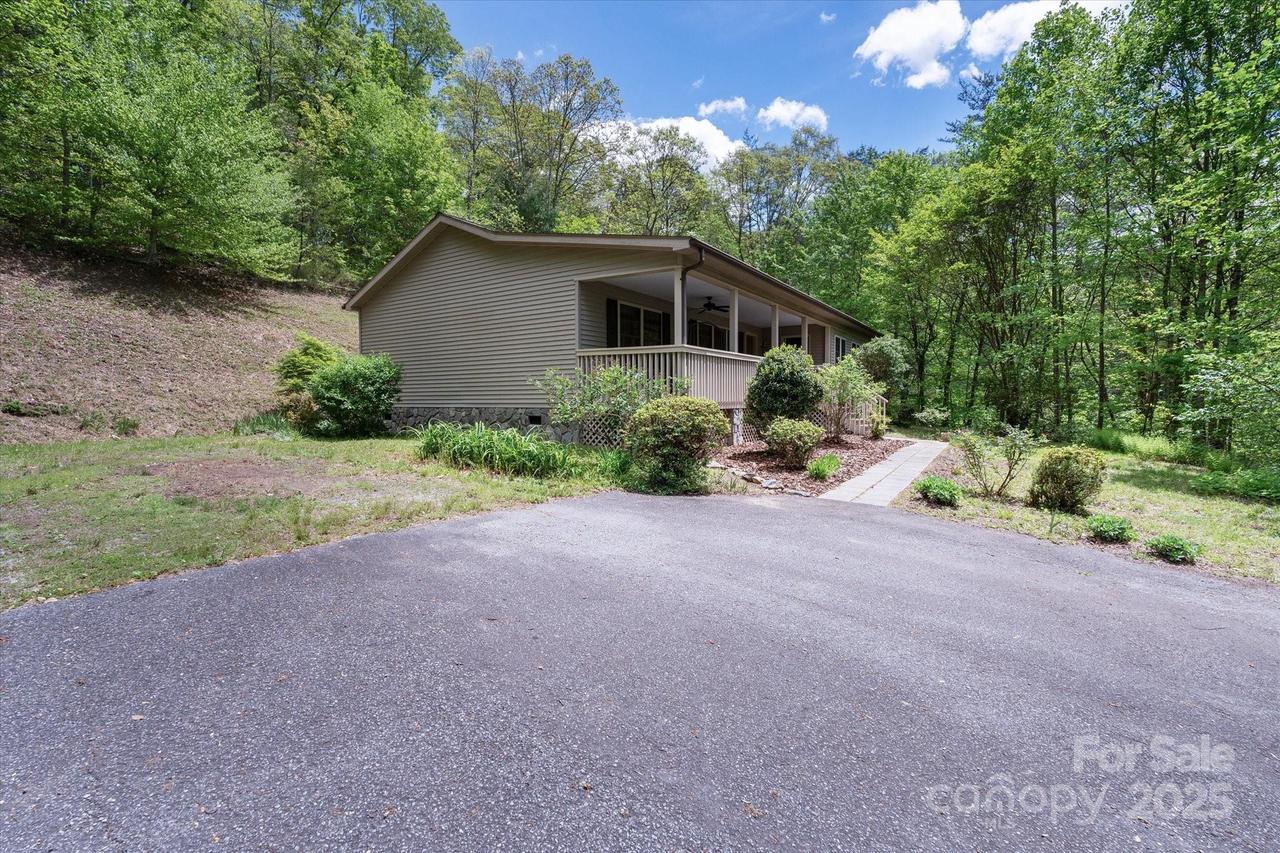 24 Deerfield Ln., Sylva, NC 28779