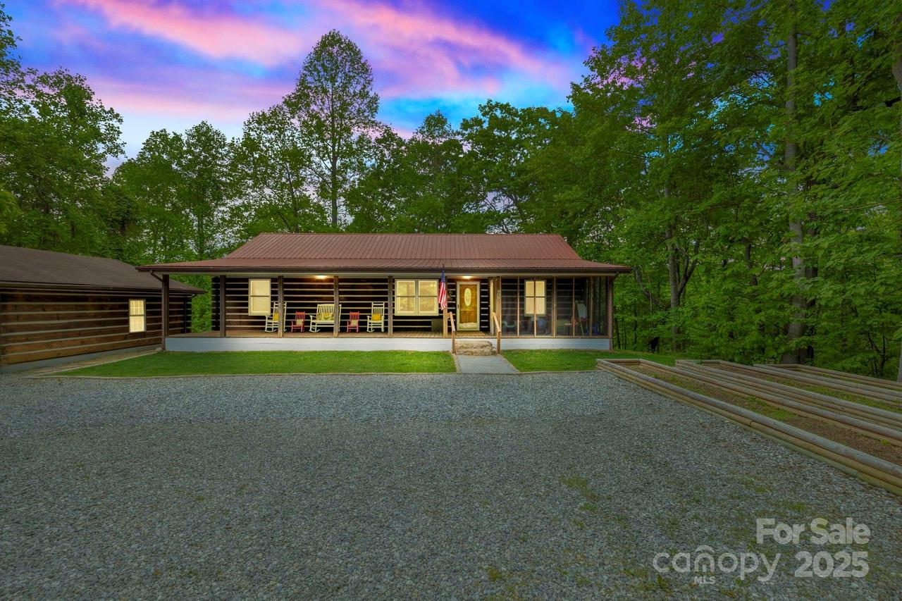 909 Pearson Falls Rd., Saluda, NC 28773