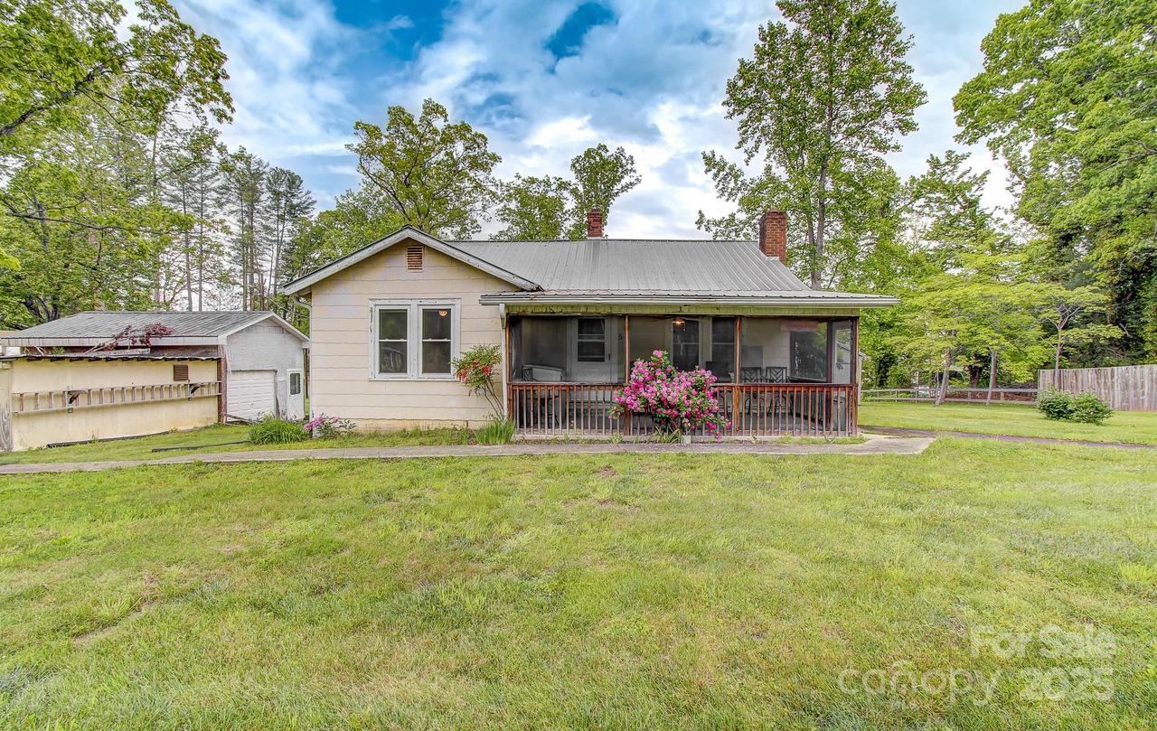 54 Green Haven Ln., Hendersonville, NC 28791