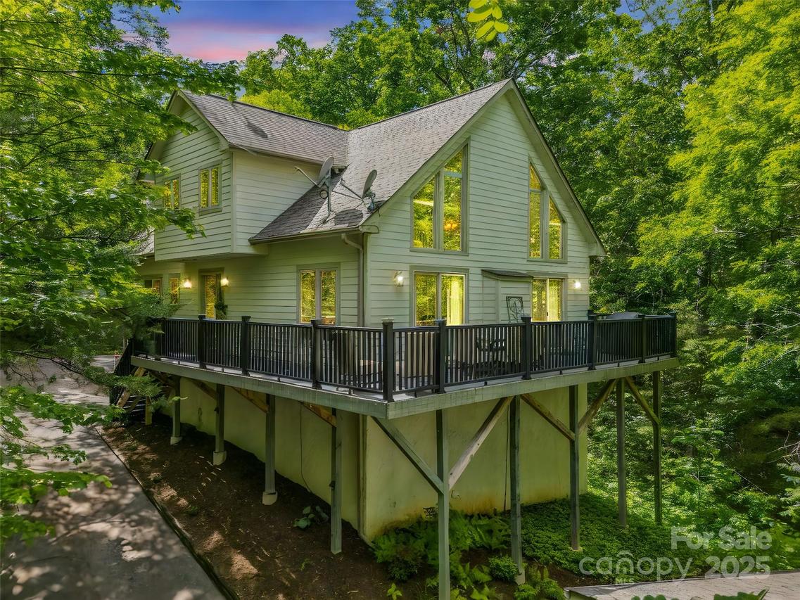 123 Hummingbird Ct., Lake Lure, NC 28746
