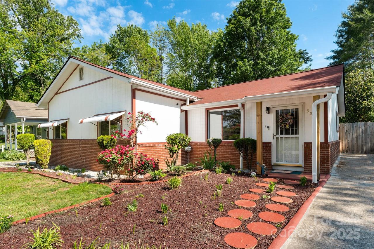 320 Hillview Blvd., Hendersonville, NC 28792