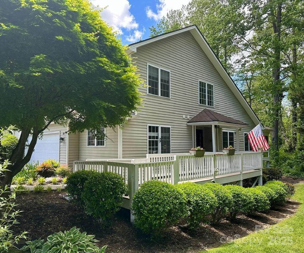 29 Grist Mill Dr., Hendersonville, NC 28739