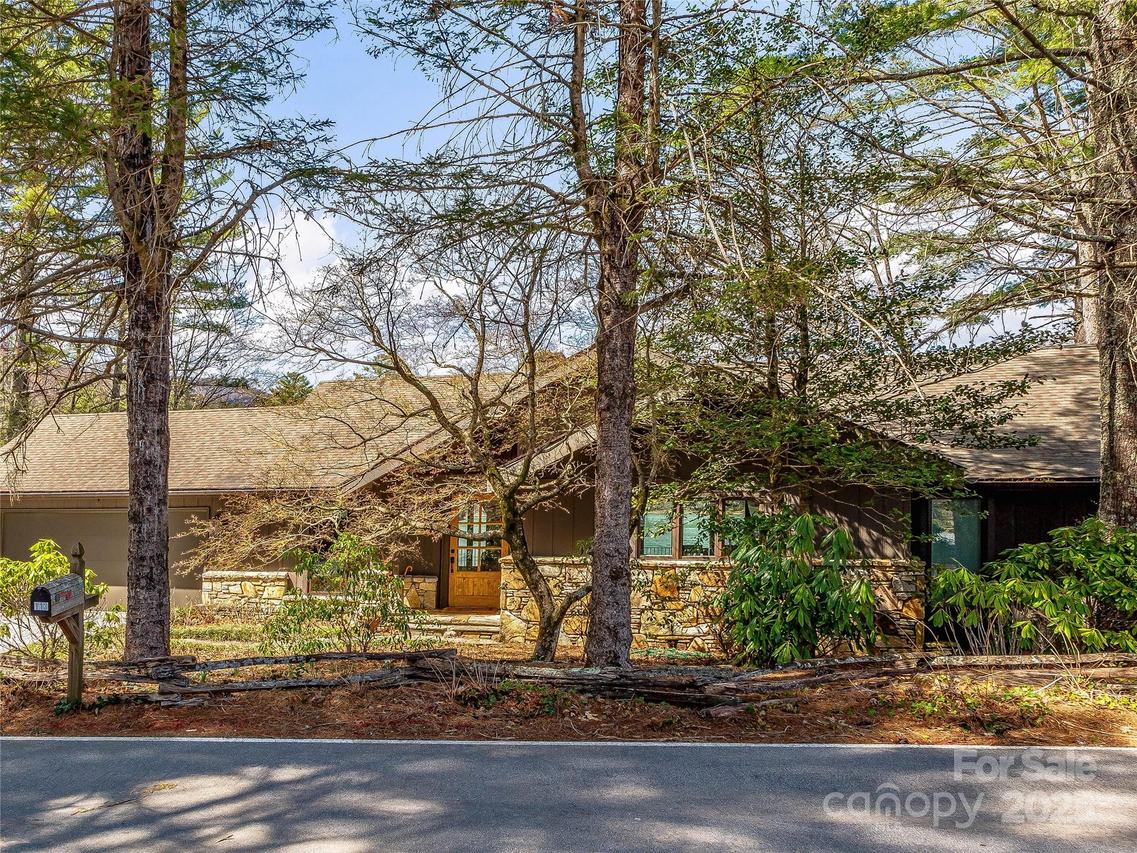 113 Lake Point Dr., Lake Toxaway, NC 28747