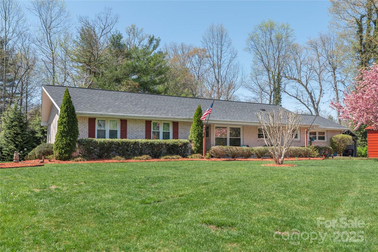 307 Tree Haven Blvd., Hendersonville, NC 28791