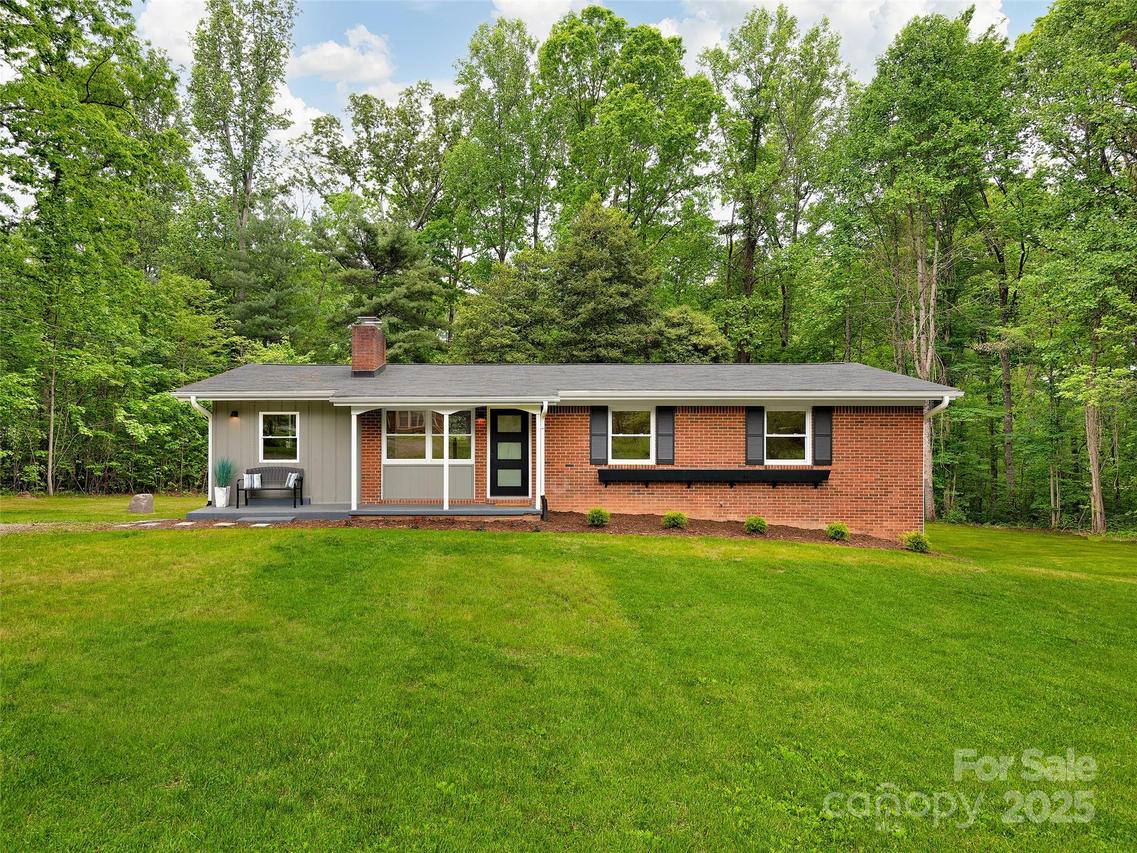 16 Emerson Poore Dr., Candler, NC 28715
