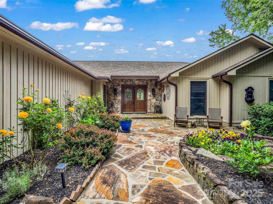 11 Bannerwood Dr., Horse Shoe, NC 28742