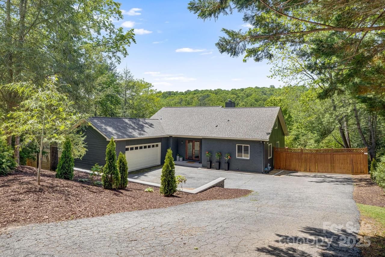17 Beaverdam Ct., Asheville, NC 28804