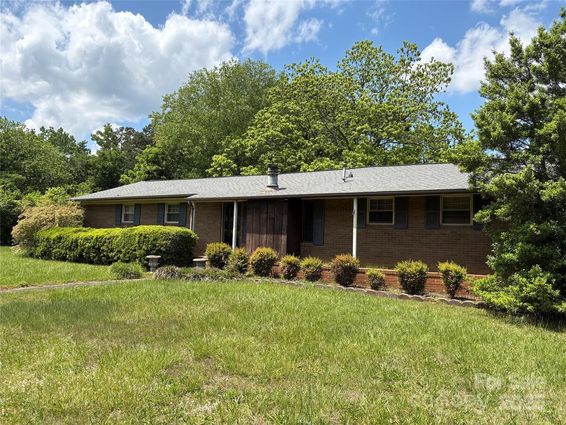 947 Ravendale Dr., Charlotte, NC 28216