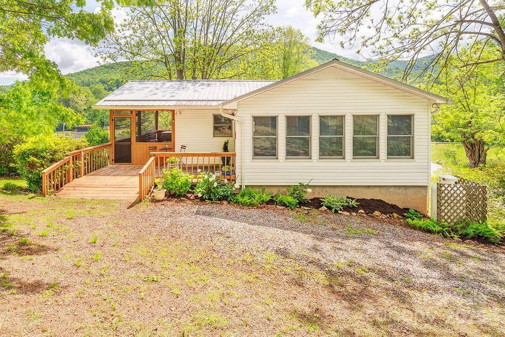 124 Beaverdam Loop Rd., Candler, NC 28715