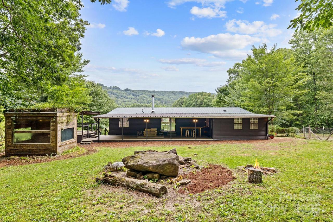 8252 Holbert Cove Rd., Saluda, NC 28773