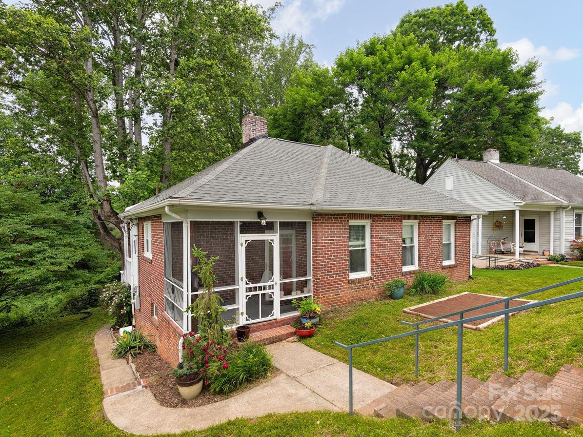 5 Enka Oak St., Candler, NC 28715
