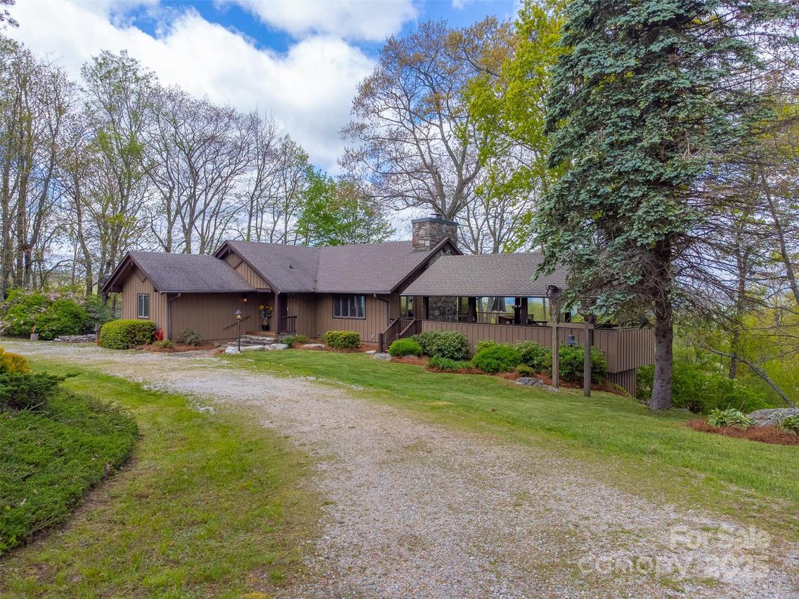 5271 Big Ridge Rd., Glenville, NC 28736