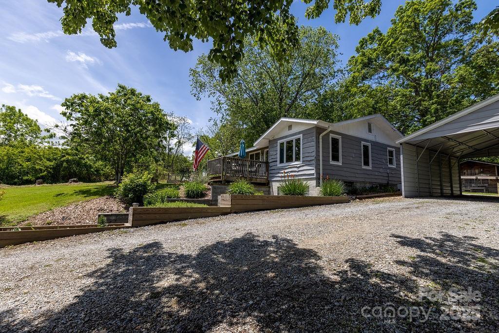 111 Cloverdale Dr., Hendersonville, NC 28791