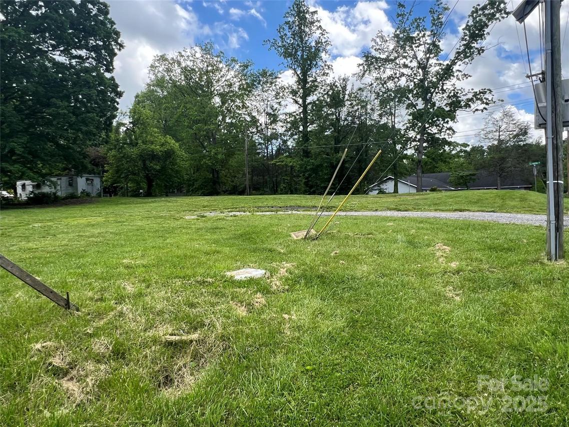 303 Chadwick Ave., Hendersonville, NC 28792