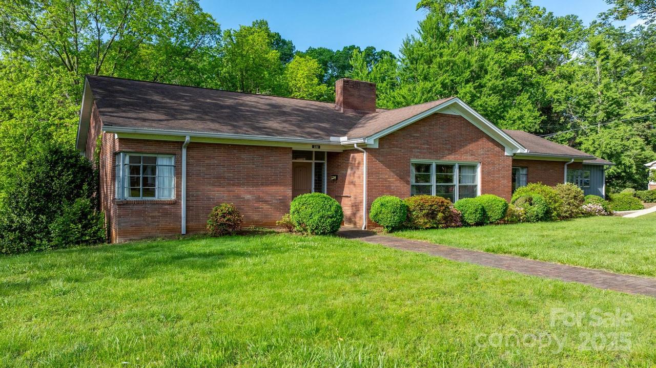 220 Broad St., Marion, NC 28752